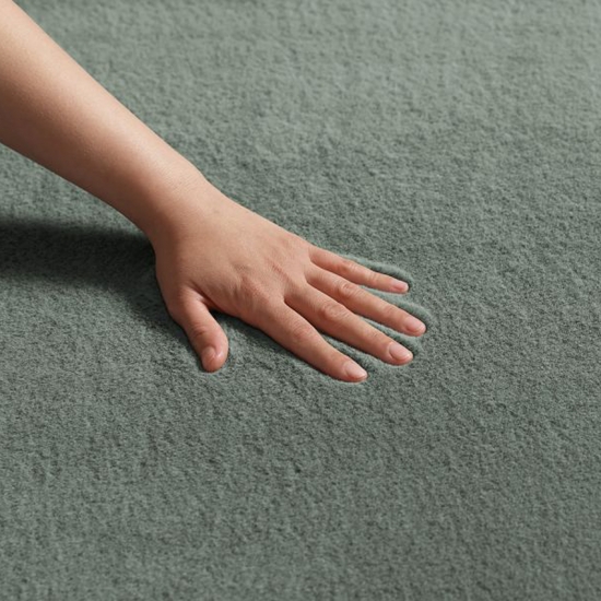 Preview: Moderner Teppich in Salbeigrün mit Antirutsch-Beschichtung und Komfortflor Preview: Moderner Teppich in Salbeigrün mit Antirutsch-Beschichtung und Komfortflor